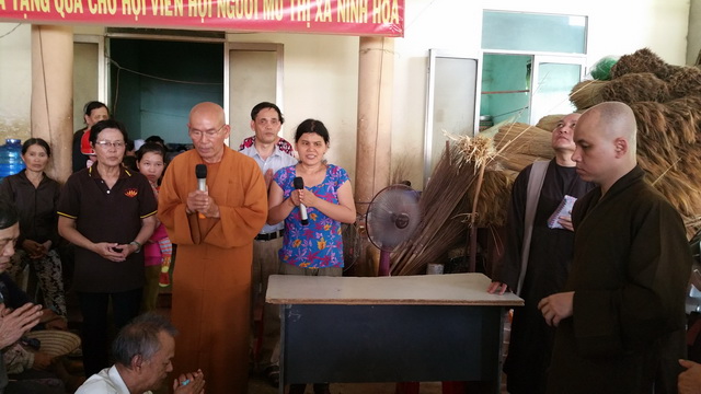 Phật tử chùa Huệ Nghiêm tặng quà từ thiện tại thị xã Ninh Hòa