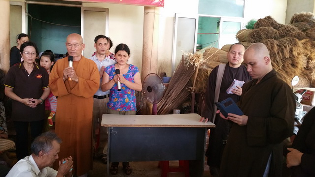 Phật tử chùa Huệ Nghiêm tặng quà từ thiện tại thị xã Ninh Hòa