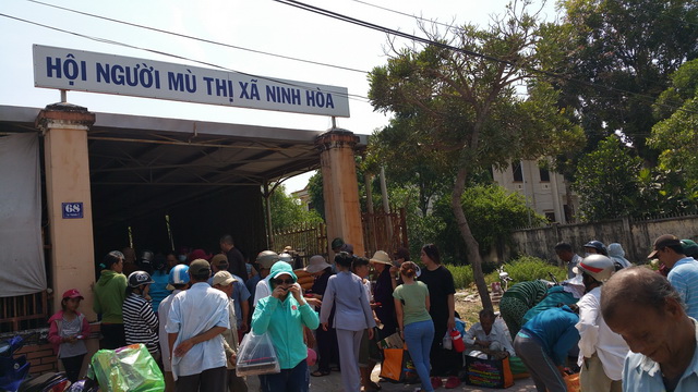 Phật tử chùa Huệ Nghiêm tặng quà từ thiện tại thị xã Ninh Hòa