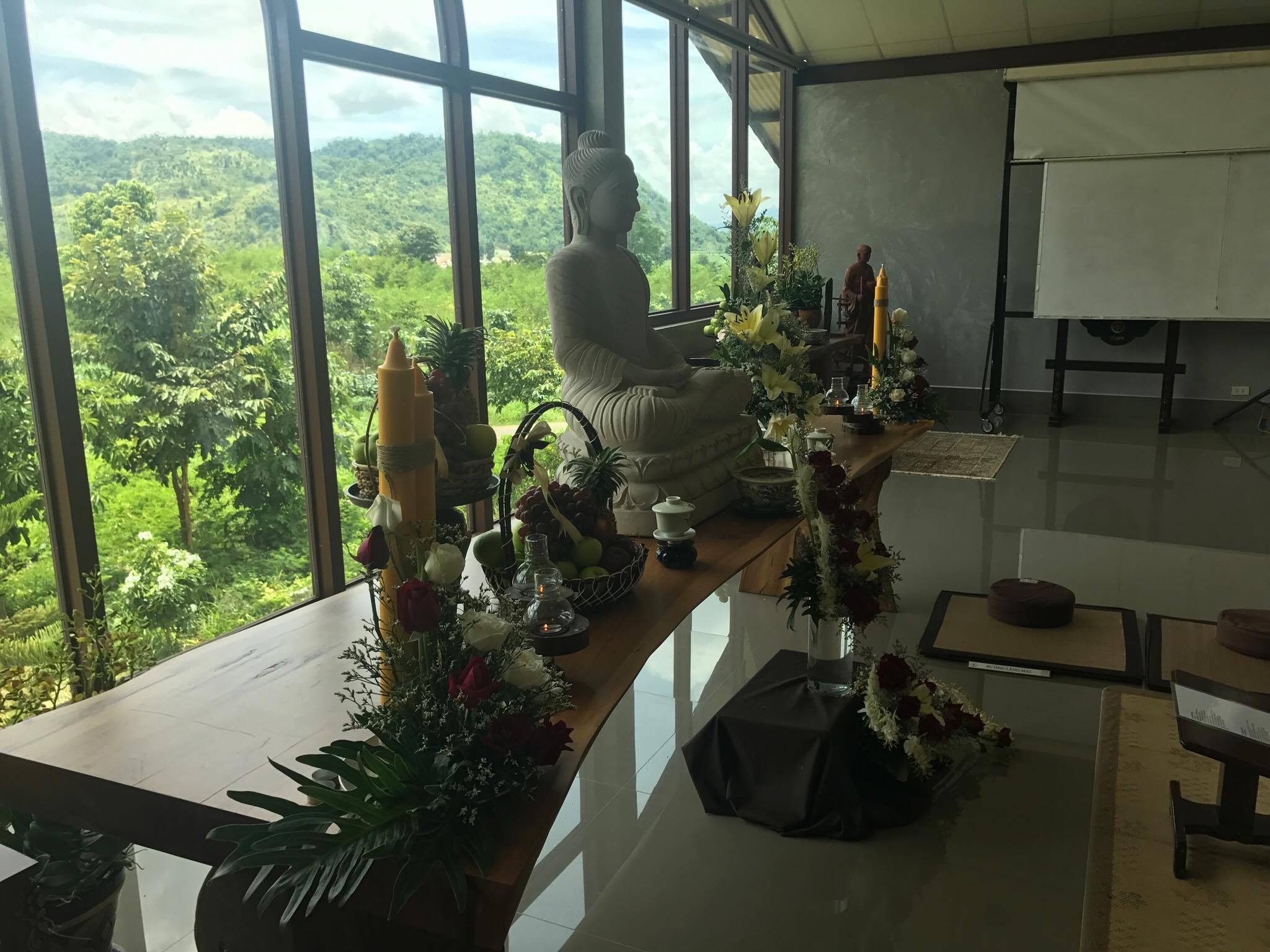 Thái Lan: Làng Mai tổ chức Lễ bông hồng cài áo