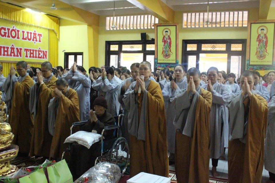 Quan Âm Tu Viện cúng dường các trường hạ