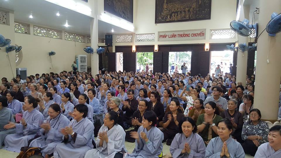 Quan Âm Tu Viện cúng dường các trường hạ