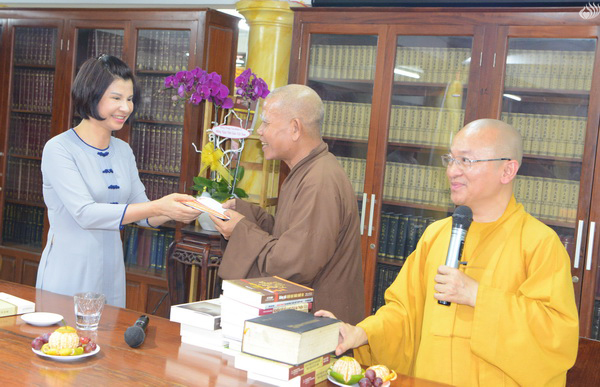 Cúng dường Chư Tăng Ni tại Trung tâm Phật Học Hán Truyền và Phật Học Viện Viên Quang (C133)