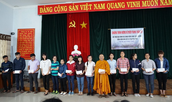 Lớp ĐTTX5 HVPGVN tại TP.HCM cứu trợ Phú Yên sau cơn bão (Damrey) số 12