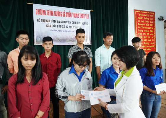 Lớp ĐTTX5 HVPGVN tại TP.HCM cứu trợ Phú Yên sau cơn bão (Damrey) số 12