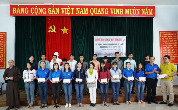 Lớp ĐTTX5 HVPGVN tại TP.HCM cứu trợ Phú Yên sau cơn bão (Damrey) số 12