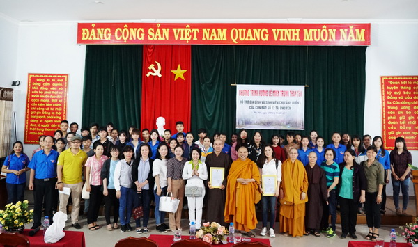 Lớp ĐTTX5 HVPGVN tại TP.HCM cứu trợ Phú Yên sau cơn bão (Damrey) số 12