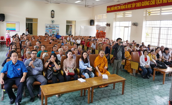 Lớp ĐTTX5 HVPGVN tại TP.HCM cứu trợ Phú Yên sau cơn bão (Damrey) số 12