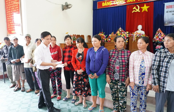 Lớp ĐTTX5 HVPGVN tại TP.HCM cứu trợ Phú Yên sau cơn bão (Damrey) số 12