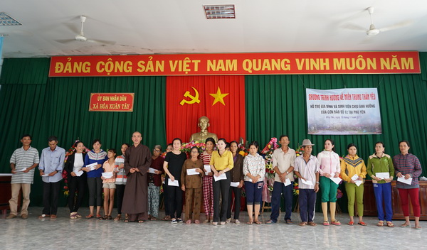 Lớp ĐTTX5 HVPGVN tại TP.HCM cứu trợ Phú Yên sau cơn bão (Damrey) số 12