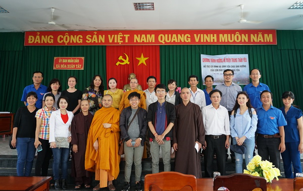 Lớp ĐTTX5 HVPGVN tại TP.HCM cứu trợ Phú Yên sau cơn bão (Damrey) số 12