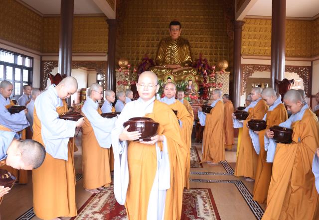 Bình Dương: Nét đẹp sớt bát mùa an cư