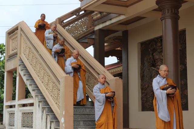 Bình Dương: Nét đẹp sớt bát mùa an cư