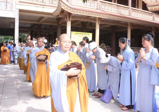 Bình Dương: Nét đẹp sớt bát mùa an cư