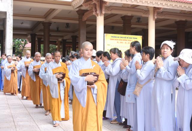 Bình Dương: Nét đẹp sớt bát mùa an cư