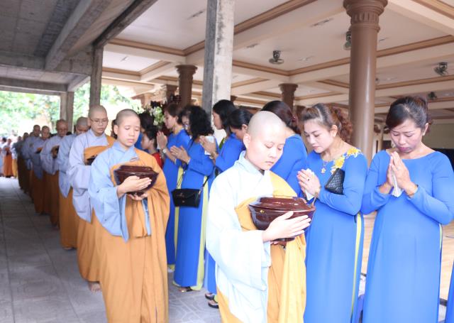 Bình Dương: Nét đẹp sớt bát mùa an cư