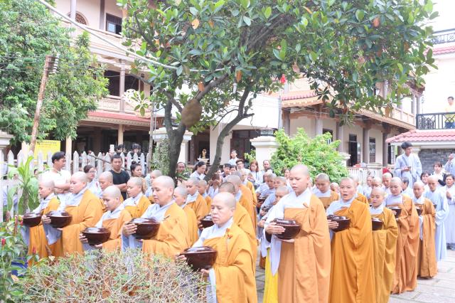 Bình Dương: Nét đẹp sớt bát mùa an cư