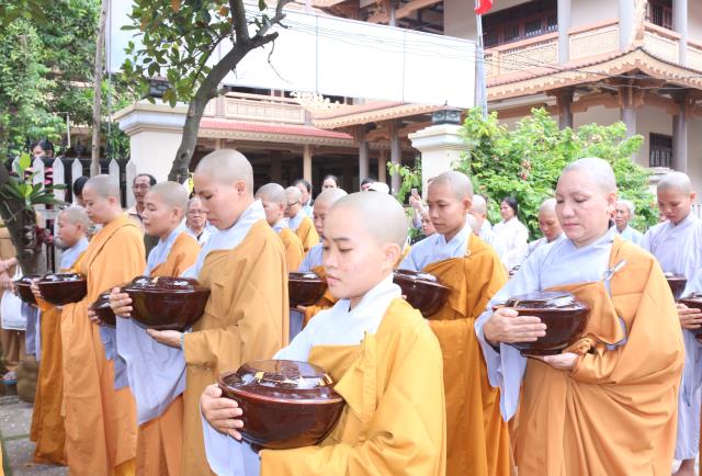 Bình Dương: Nét đẹp sớt bát mùa an cư