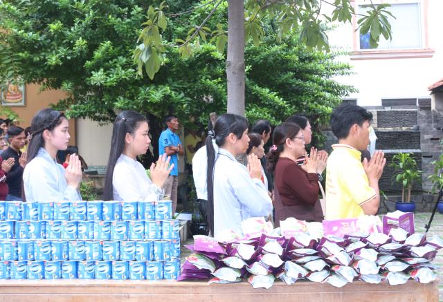 Bình Dương: Nét đẹp sớt bát mùa an cư