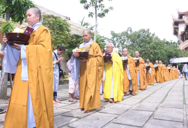 Bình Dương: Nét đẹp sớt bát mùa an cư