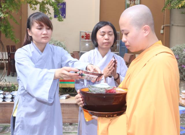 Bình Dương: Nét đẹp sớt bát mùa an cư