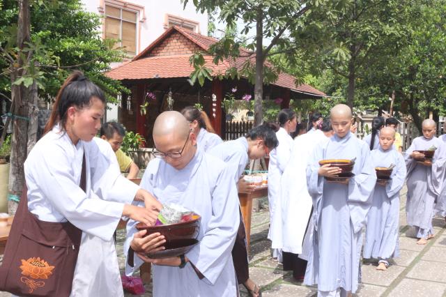 Bình Dương: Nét đẹp sớt bát mùa an cư