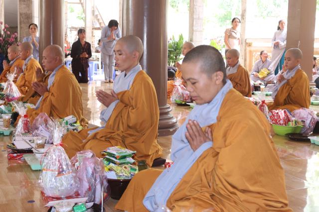 Bình Dương: Nét đẹp sớt bát mùa an cư