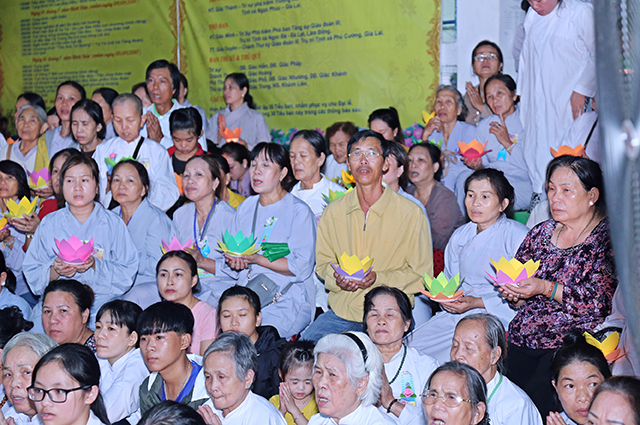 Đêm thắp nến cầu nguyện mùa Vu Lan báo hiếu