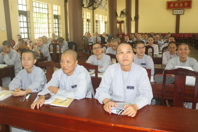 Bình Dương: Lễ trao học bổng cho các Tăng Ni sinh Trường TCPH tỉnh Bình Dương.