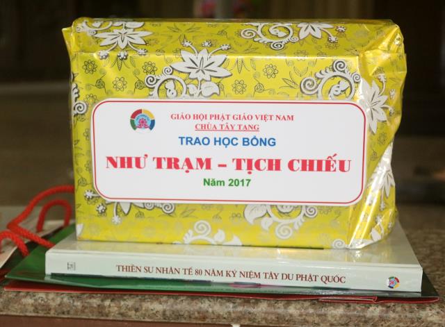 Bình Dương: Lễ trao học bổng cho các Tăng Ni sinh Trường TCPH tỉnh Bình Dương.