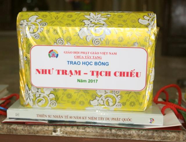 Bình Dương: Lễ trao học bổng cho các Tăng Ni sinh Trường TCPH tỉnh Bình Dương.