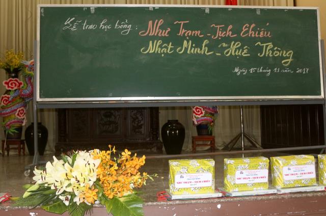 Bình Dương: Lễ trao học bổng cho các Tăng Ni sinh Trường TCPH tỉnh Bình Dương.