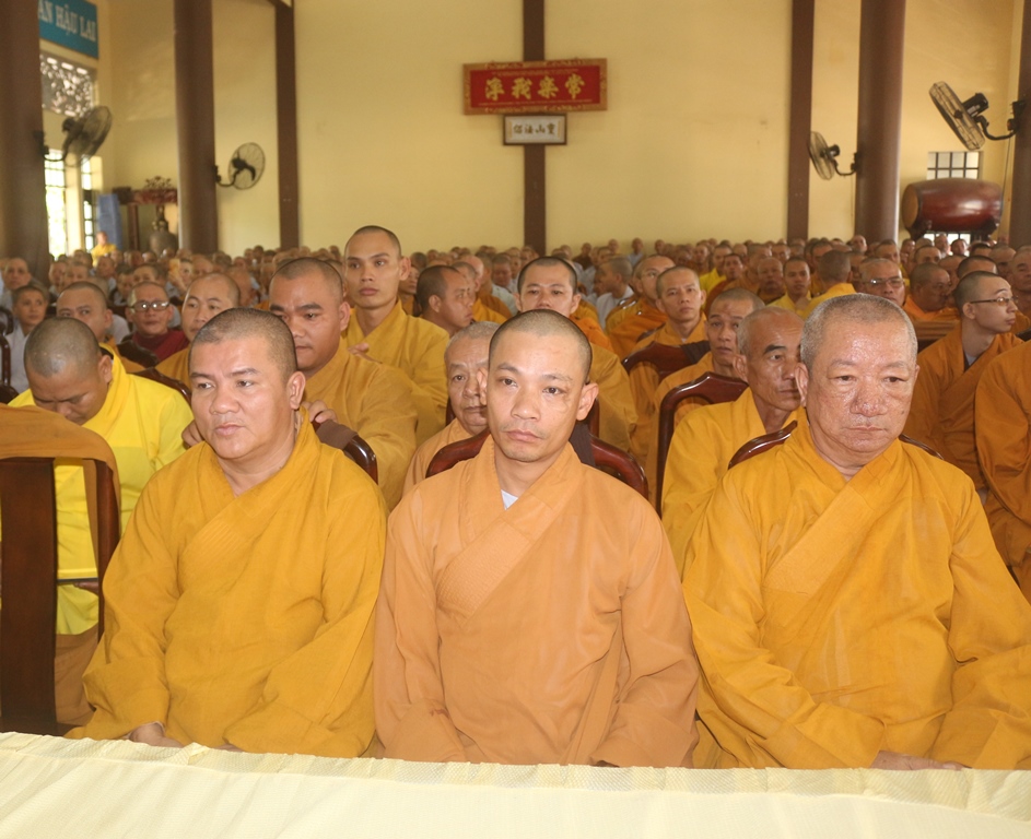 Chùm ảnh: Cúng dường Chư Tôn đức Tăng Ni tỉnh Bình Dương.