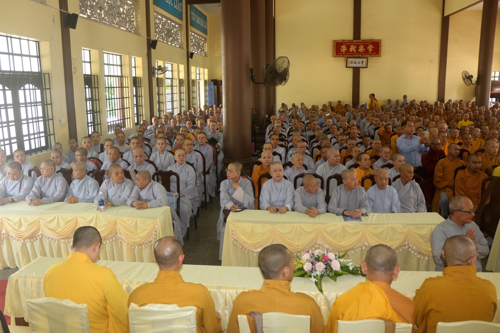 Chùm ảnh: Cúng dường Chư Tôn đức Tăng Ni tỉnh Bình Dương.