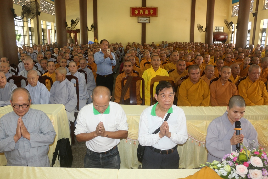 Chùm ảnh: Cúng dường Chư Tôn đức Tăng Ni tỉnh Bình Dương.