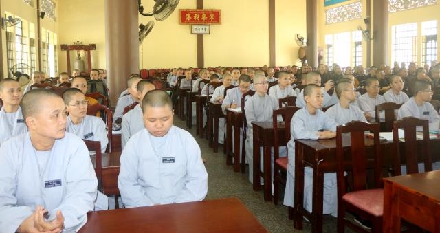 Bình Dương: Lễ trao học bổng cho các Tăng Ni sinh Trường TCPH tỉnh Bình Dương.