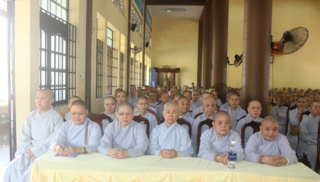 Chùm ảnh: Cúng dường Chư Tôn đức Tăng Ni tỉnh Bình Dương.