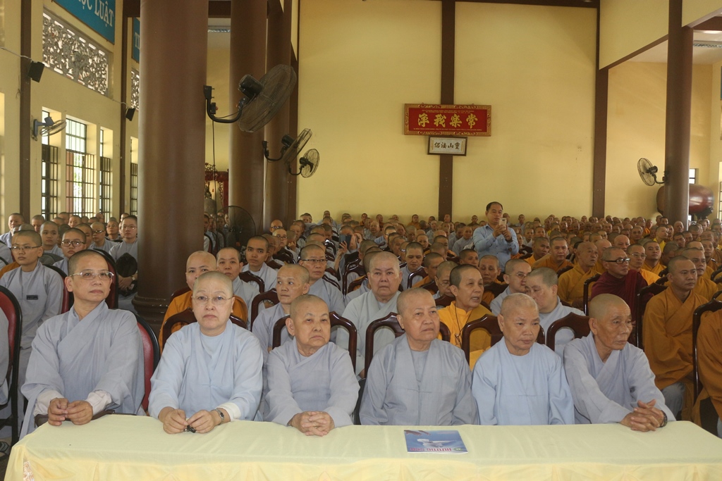 Chùm ảnh: Cúng dường Chư Tôn đức Tăng Ni tỉnh Bình Dương.