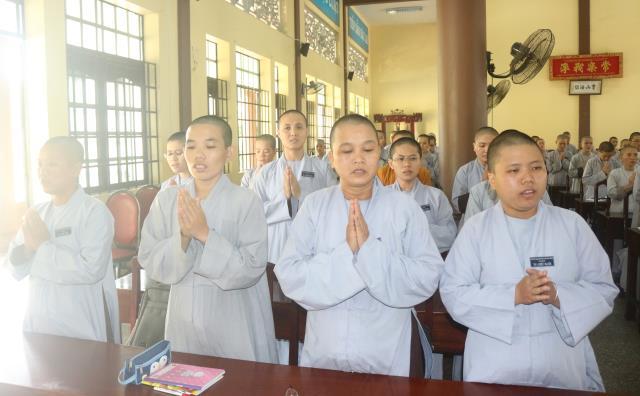 Bình Dương: Lễ trao học bổng cho các Tăng Ni sinh Trường TCPH tỉnh Bình Dương.