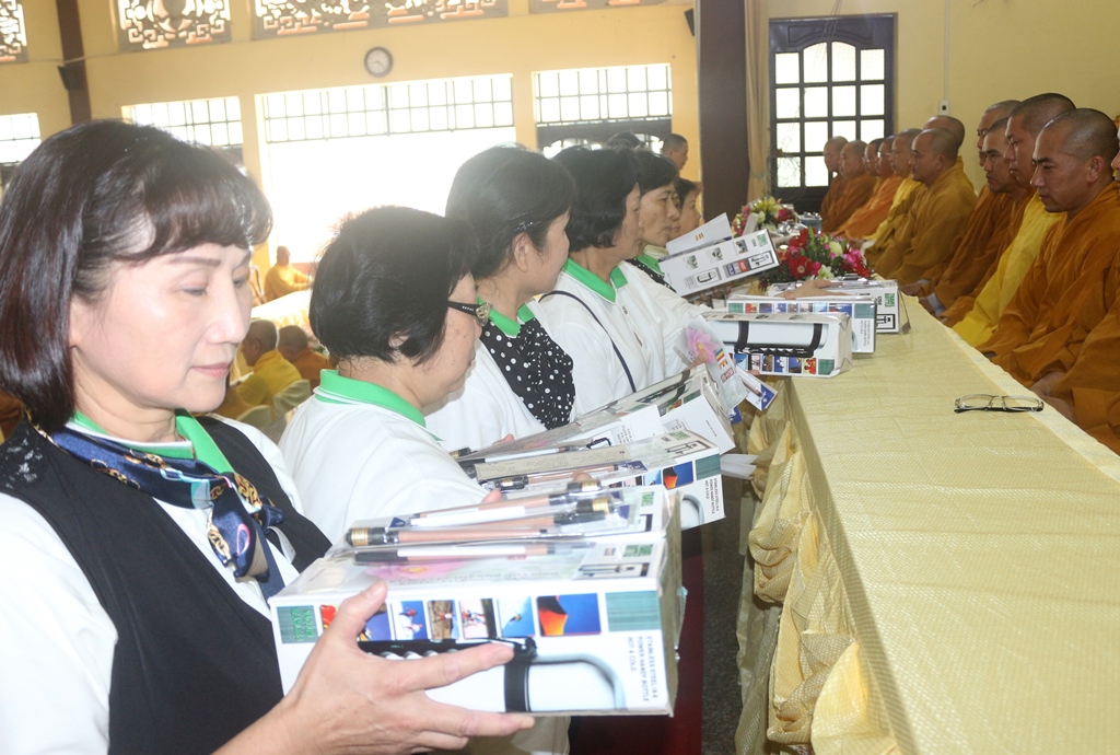 Chùm ảnh: Cúng dường Chư Tôn đức Tăng Ni tỉnh Bình Dương.