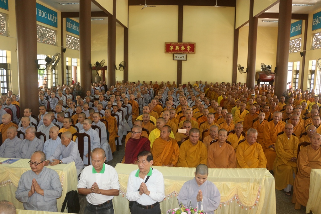 Chùm ảnh: Cúng dường Chư Tôn đức Tăng Ni tỉnh Bình Dương.