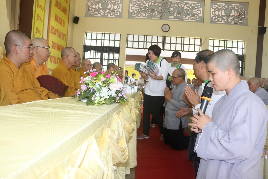 Chùm ảnh: Cúng dường Chư Tôn đức Tăng Ni tỉnh Bình Dương.