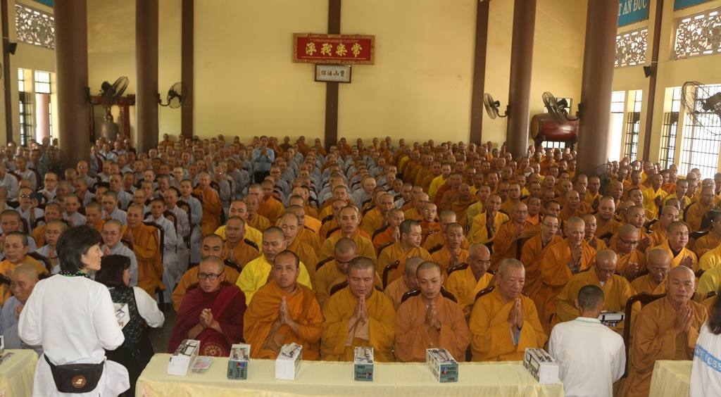 Chùm ảnh: Cúng dường Chư Tôn đức Tăng Ni tỉnh Bình Dương.