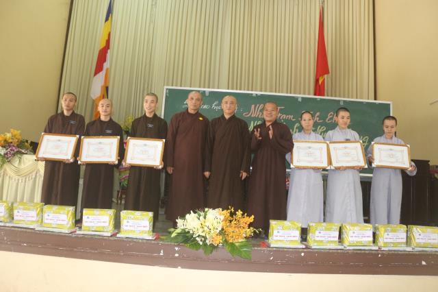 Bình Dương: Lễ trao học bổng cho các Tăng Ni sinh Trường TCPH tỉnh Bình Dương.