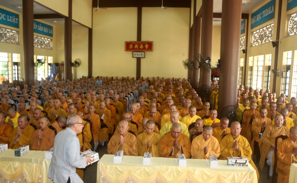 Chùm ảnh: Cúng dường Chư Tôn đức Tăng Ni tỉnh Bình Dương.
