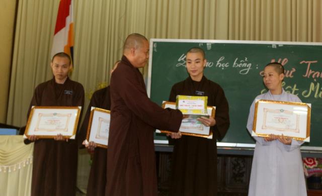 Bình Dương: Lễ trao học bổng cho các Tăng Ni sinh Trường TCPH tỉnh Bình Dương.