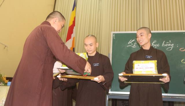 Bình Dương: Lễ trao học bổng cho các Tăng Ni sinh Trường TCPH tỉnh Bình Dương.