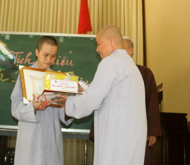 Bình Dương: Lễ trao học bổng cho các Tăng Ni sinh Trường TCPH tỉnh Bình Dương.
