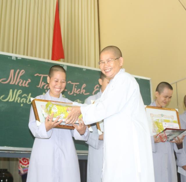 Bình Dương: Lễ trao học bổng cho các Tăng Ni sinh Trường TCPH tỉnh Bình Dương.