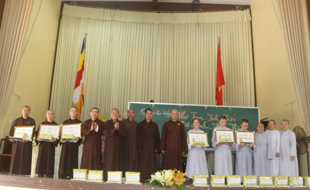 Bình Dương: Lễ trao học bổng cho các Tăng Ni sinh Trường TCPH tỉnh Bình Dương.